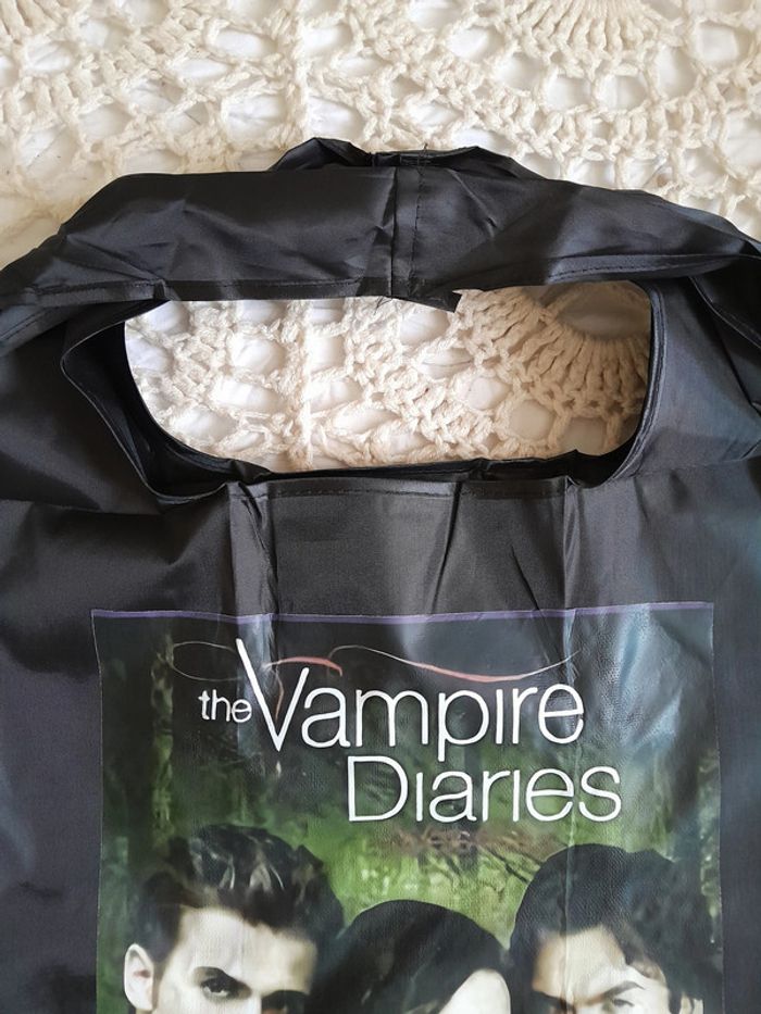 Grand sac fourre tout, souple, noir imprimé The Vampire Diaries - photo numéro 4