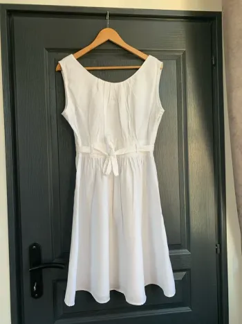 Robe blanche avec noeud sur le devant