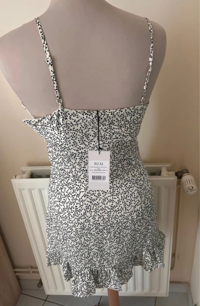 Robe d’été fleurie, noire et blanche, NA-KD - photo numéro 8