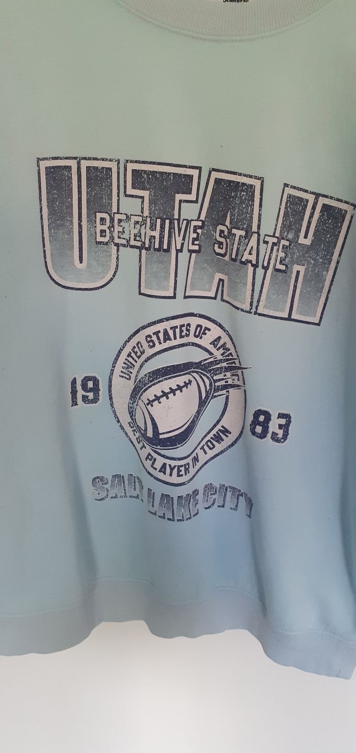 sweat bleu  turquoise avec inscription devant taille S marque jennyfer - photo numéro 2