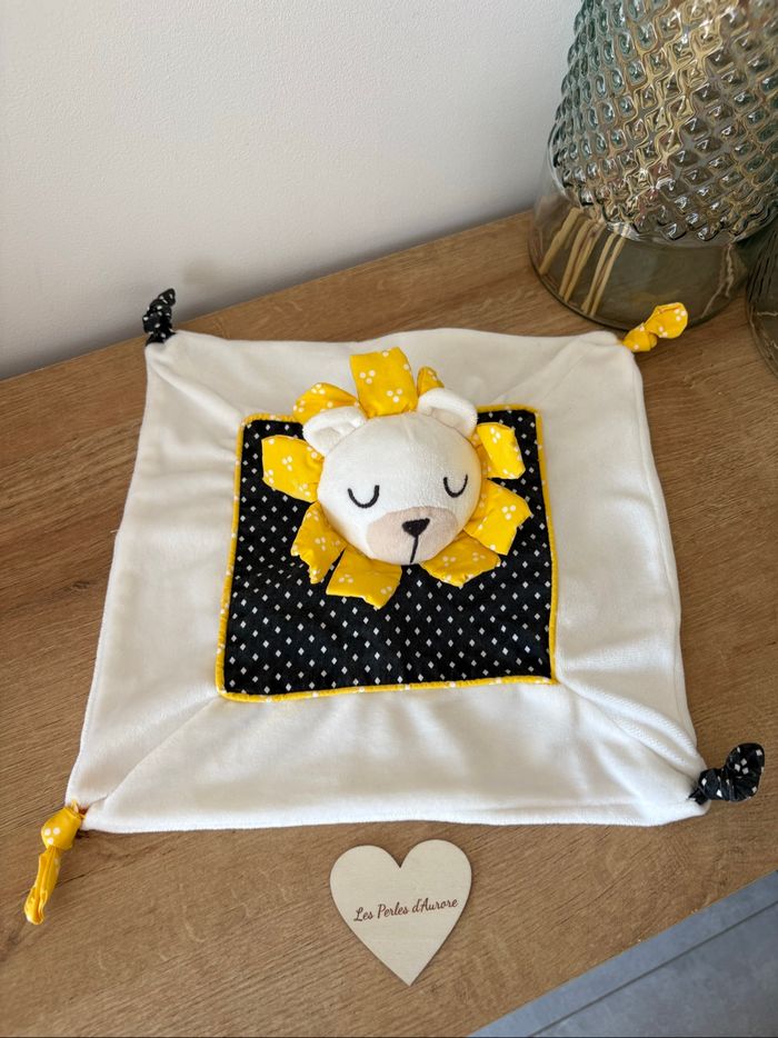 Doudou lion jaune noir pois blanc