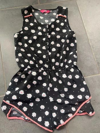 Combinaison short avec fleur et petit pois et pom-poms