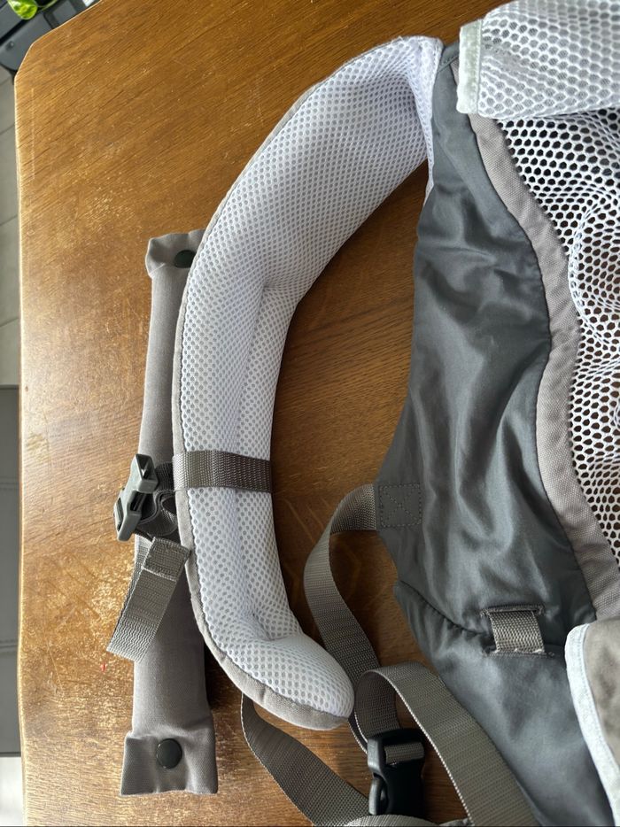 La différence principale est que le PhysioCarrier 2 est une solution tout-en-un (sans accessoire) avec une assise ajustable en largeur pour l’écart du bassin du nourrisson et une partie centrale ajustable en hauteur pour la taille de l’enfant (comme sur l - photo numéro 7