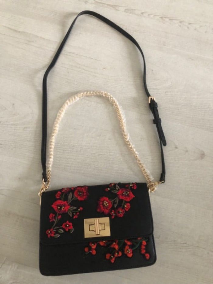 Sac à main MANGO à bandoulière noir et broderies rouges NEUF
