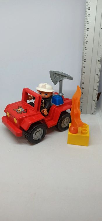 Véhicule jeep de pompiers avec flamme et outil lego duplo
