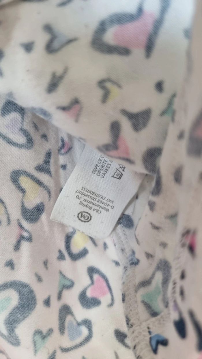 Lot tunique coeur C&A taille 98 et short domyos 98-104 =4ans - photo numéro 3