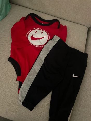 Ensemble Nike body + jogging 6-9 mois