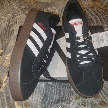 superbes baskets ADIDAS taille 42 - neuf - idée cadeau