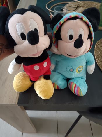 2 peluches mickey