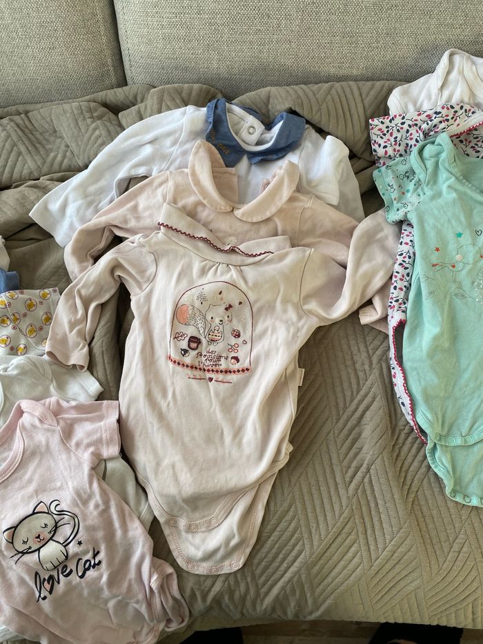 Lot bodies 6 mois - photo numéro 2