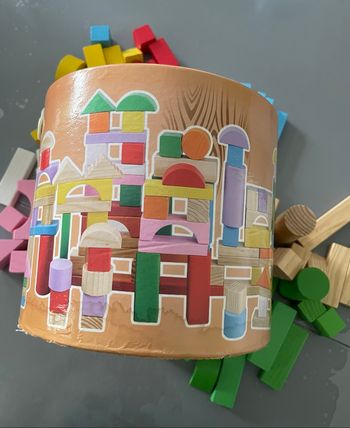 Baril de Jeu de construction Maxi Toys pièces en bois colorées