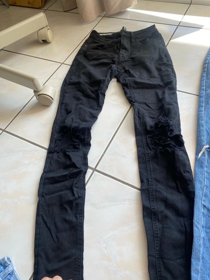 De deux jeans déchirés, taille 34 - photo numéro 2