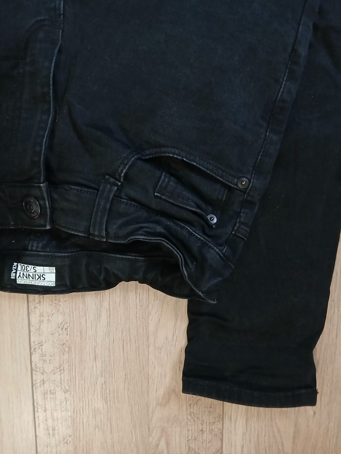 Pantalon jeans, taille réglable.