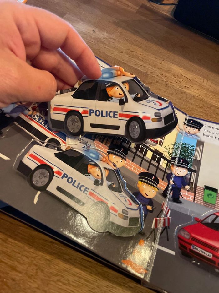Livre P’tit Garçon Joue et découvre La police - photo numéro 9