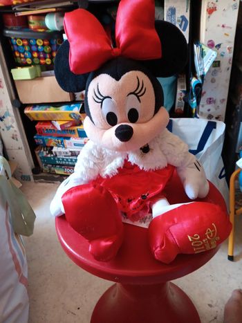 Minnie Noël  2018 2 défauts à la robe et le nœud  décousu d'un côté à l'oreille pas de vinted go