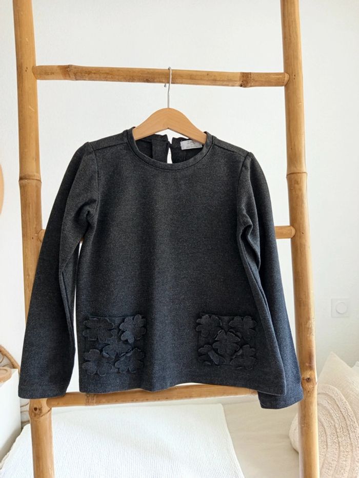 Haut gris chiné avec fleurs Iana 8 ans