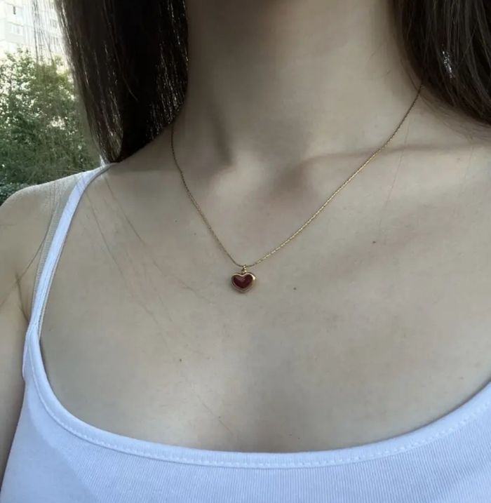 collier doré pendentif cœur rouge