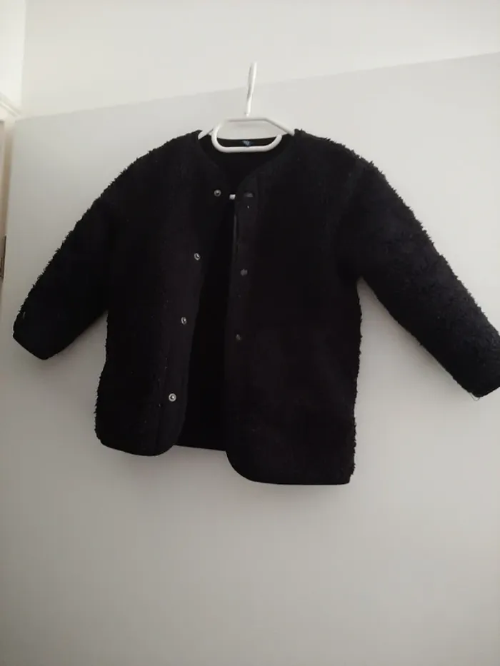 Tres jolie veste Uniqlo noire 3 ans