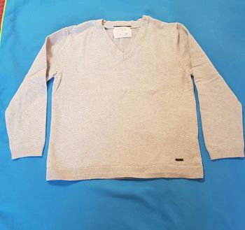 Pull col V garçon. 8 ans.