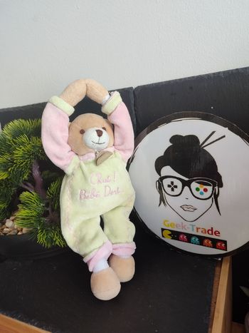 doudou peluche à suspendre ours chut ! bébé dort rose vert marron baby nat' 0035