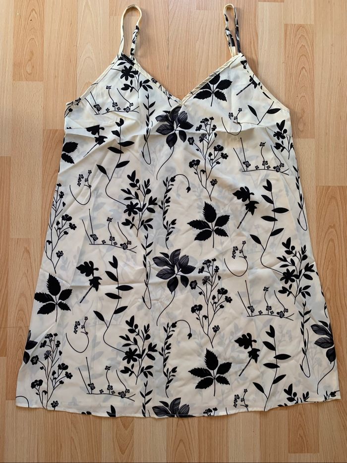 Superbe robe courte écru et noir à fleurs taille L