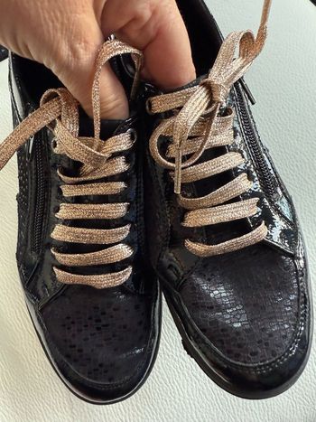 Lacets de chaussures rose irisée