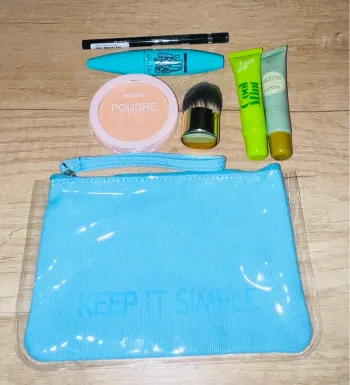 Lot maquillage poudre, gloss, liner et mascara