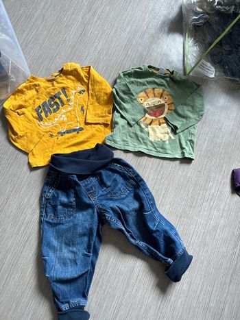 Jeans 12/18 et deux tee shirt 12 mois très bon état