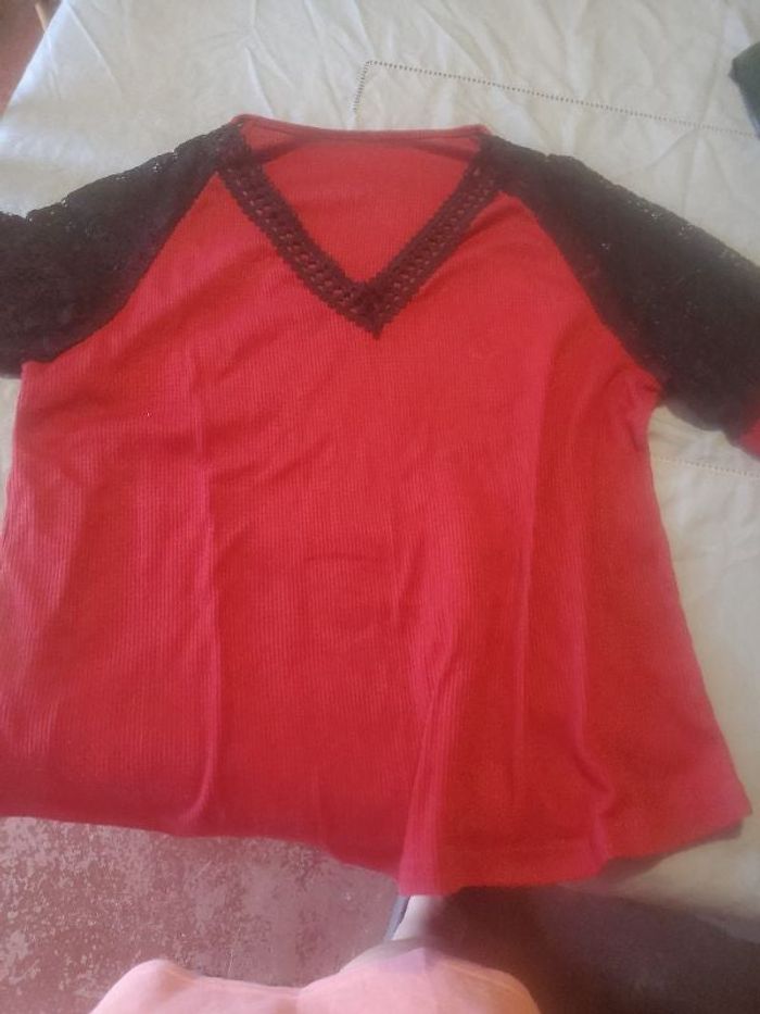 Pull rouge avec dentelle noire