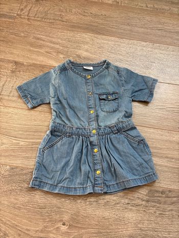 Jolie robe en jean avec boutons dorés en 12 mois