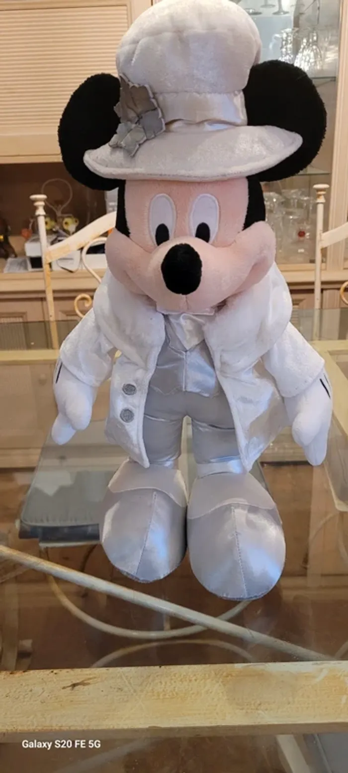 Peluche Mickey Disney Paris costume blanc d'hiver
