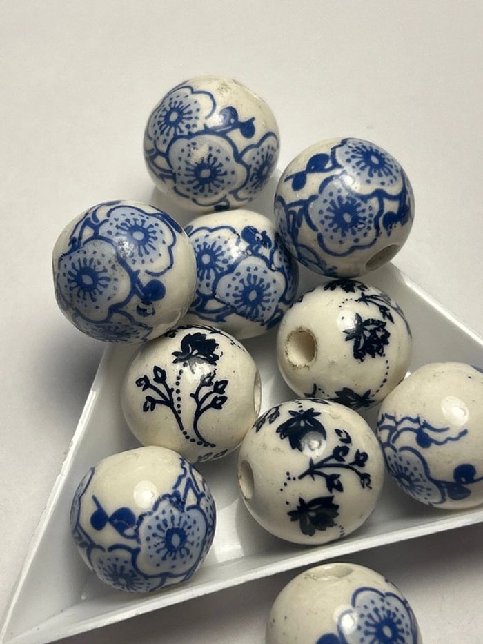 A563, 10 grosses perles en porcelaine de 15mm Motifs floraux bleus ou noirs - photo numéro 3