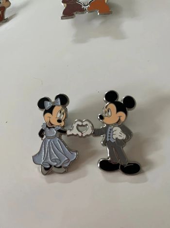 Pin’s Mickey et Minnie font un cœur