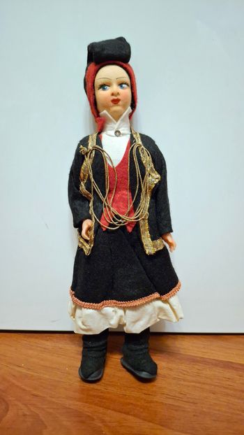 Poupée européenne folklorique noire et rouge