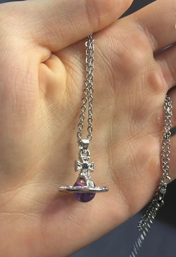 Collier vivienne westood boule violette