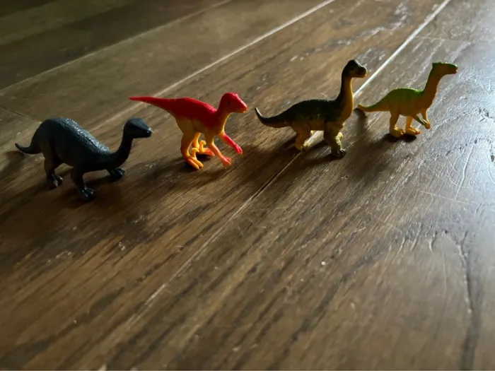 Lot de 4 petits dinosaures tbe