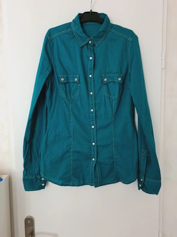 Chemise stradivarius neuve S bleu canard/turquoise boutons nacrés et fleuris