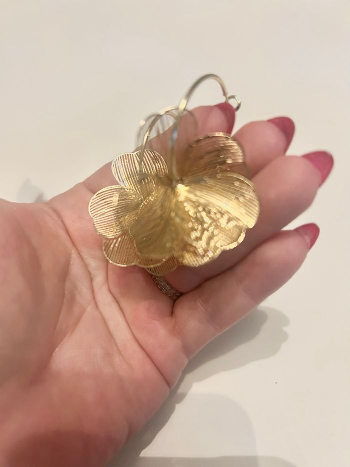 Boucles d’oreilles / Créoles  NEUVES pour femme en forme de fleurs 🌼 couleur doré