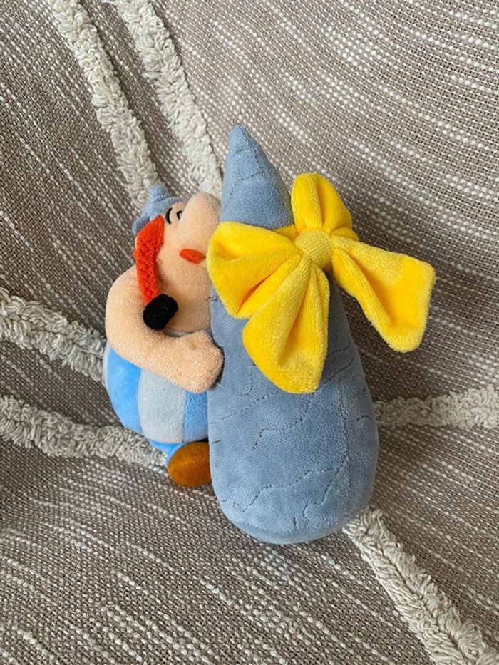 Peluche doudou 22cm Astérix Obelix bleu avec menhir à noeud jaune très bon état - photo numéro 2