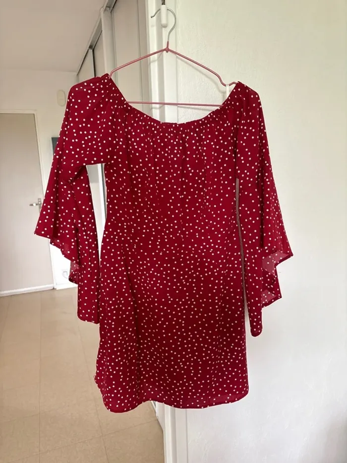 Robe rouge à pois