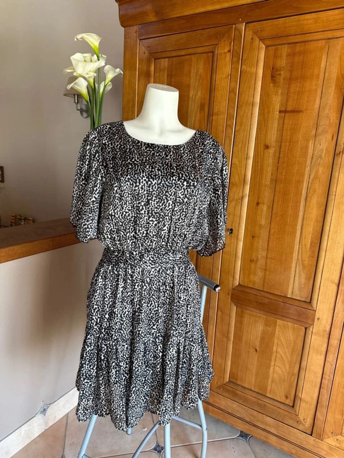 Robe femme à motifs. Avec dorures dos, collé face avant colleront. - photo numéro 2