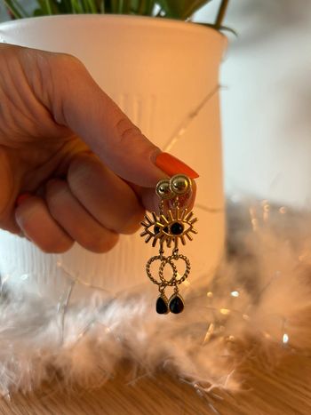 Boucles d’oreilles dorées et noires