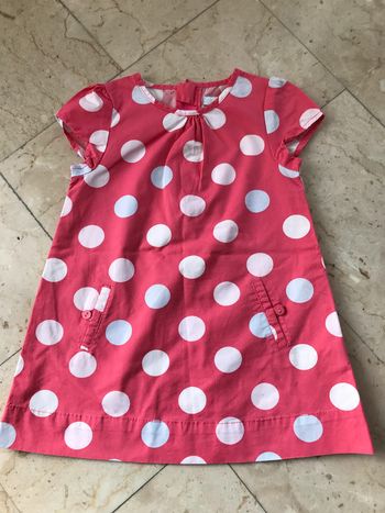 Robe rose foncé avec pois blancs