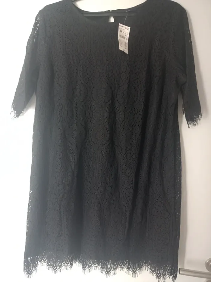 Robe dentelle taille 46 neuve