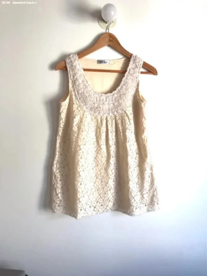 Haut crème sans manches en dentelle Azaka taille 36