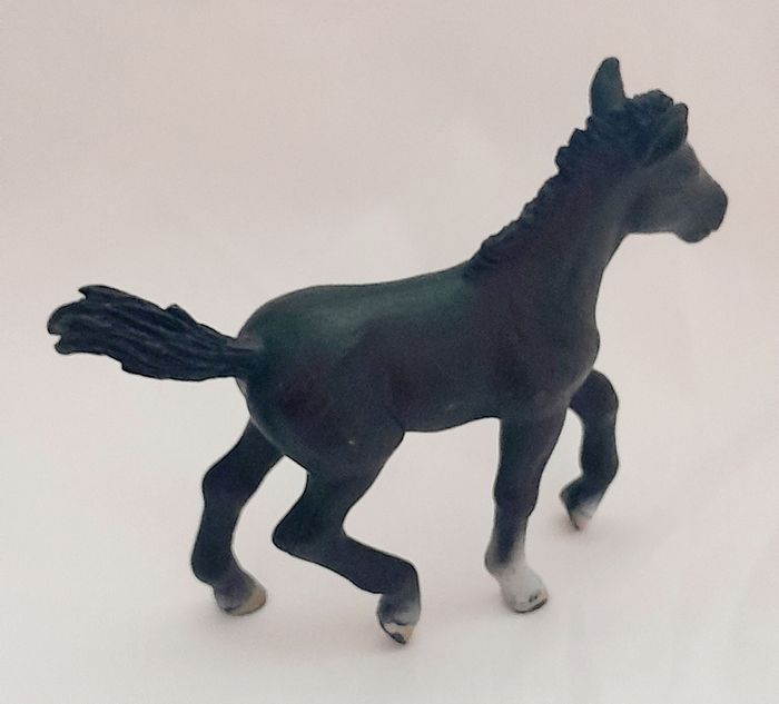 Figurine Schleich Poulain noir et blanc - photo numéro 2
