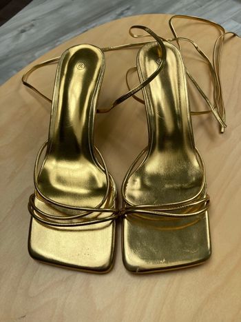 Mules à talons dorées