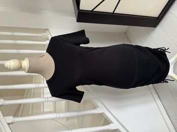Robe Zara noire avec cordons à resserrer ou desserrer en bas de la robe