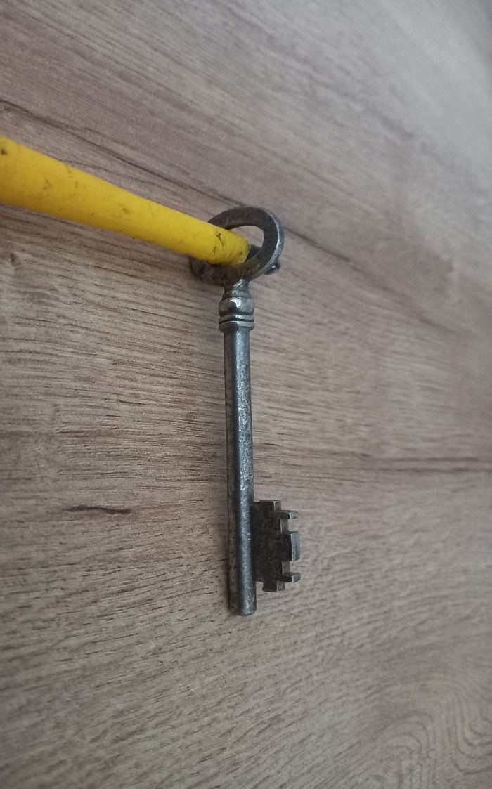 Clé ancienne en métal 9,1 cm " 427 ND / 741 N " - photo numéro 3