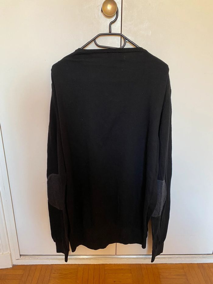 Pull noir avec rond gris au niveau des coudes - photo numéro 2
